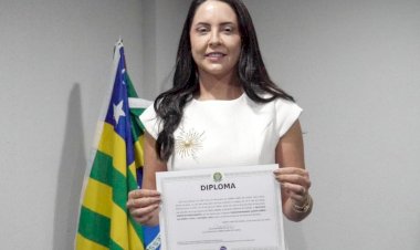 Prefeita reeleita Graciele da Arte Trigo recebe diploma da justiça  eleitoral em cerimônia  no auditório da UniEvangélica, em Anápolis