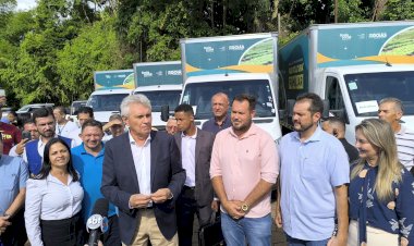 Tiago Pacheco de Petrolina, recebe caminhão 0 km das mãos  do governador Ronaldo Caiado