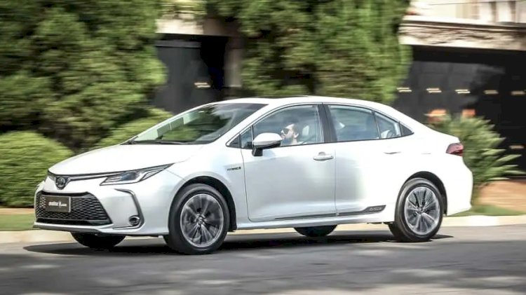 Toyota lança Corolla 2025 em versão com visual esportivo