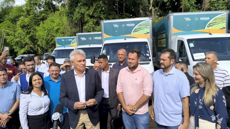 Tiago Pacheco de Petrolina, recebe caminhão 0 km das mãos  do governador Ronaldo Caiado