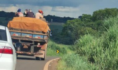 Trabalhadores são transportados em cima de carga em  caminhão na GO 330 entre Ouro Verde e Campo Limpo de Goiás