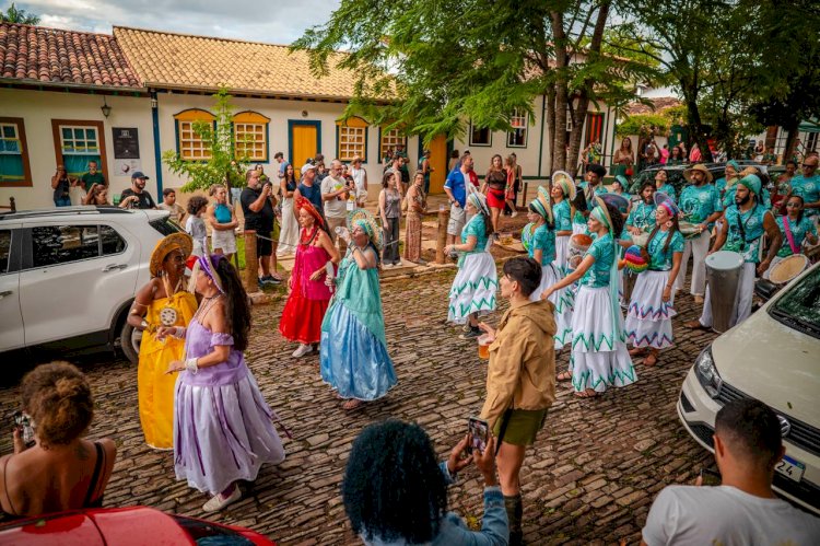 GRITO DE CARNAVAL EM PIRENÓPOLIS AGITA AS RUAS E ABRE ALAS PARA A FOLIA DE 2025