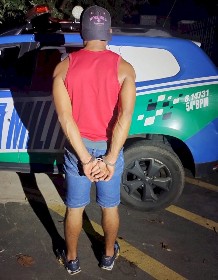 Polícia Militar efetua a prisão de homem que estaria agredindo mulher em   Petrolina de Goiás.