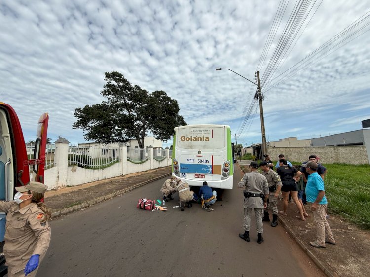 Bombeiros em Nerópolis socorrem criança atropelada por ônibus