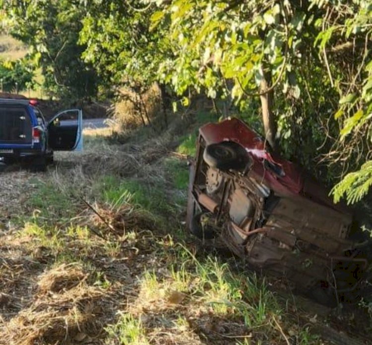 Carro sai da pista e bate em árvore na  GO 330 entre Ouro Verde e Petrolina