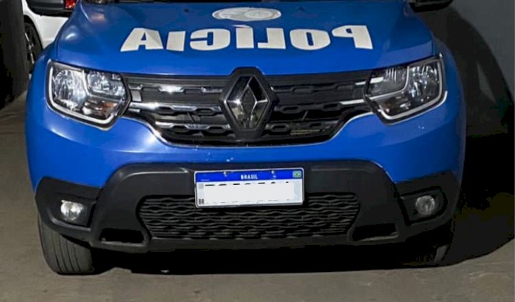 Mulher embriagada é presa após dormir em carro  parado no meio da rua em Petrolina de Goiás