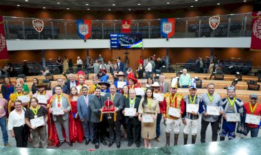Deputados Lineu Olimpio e Coronel Adailton homenageiam participantes das Cavalhadas em sessão solene nesta 5ª-feira, 30