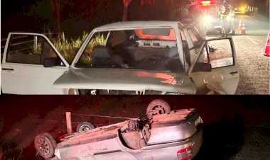 Carro capota após bater em outro veículo na  GO 330 entre Petrolina de Ouro Verde de Goiás