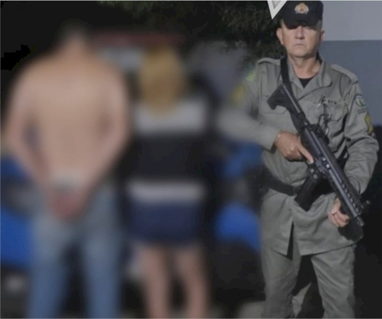 Policiais Militares realizam a prisão de um casal  que estavam num carro e provocou um acidente  grave em Petrolina de Goiás