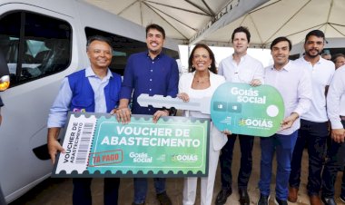 Gracinha e Daniel entregam vans para assistência social nos 246 municípios goianos