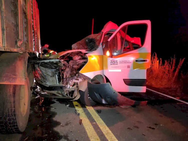 Colisão entre carreta e van escolar deixa cinco mortos na GO-518, em Buriti de Goiás